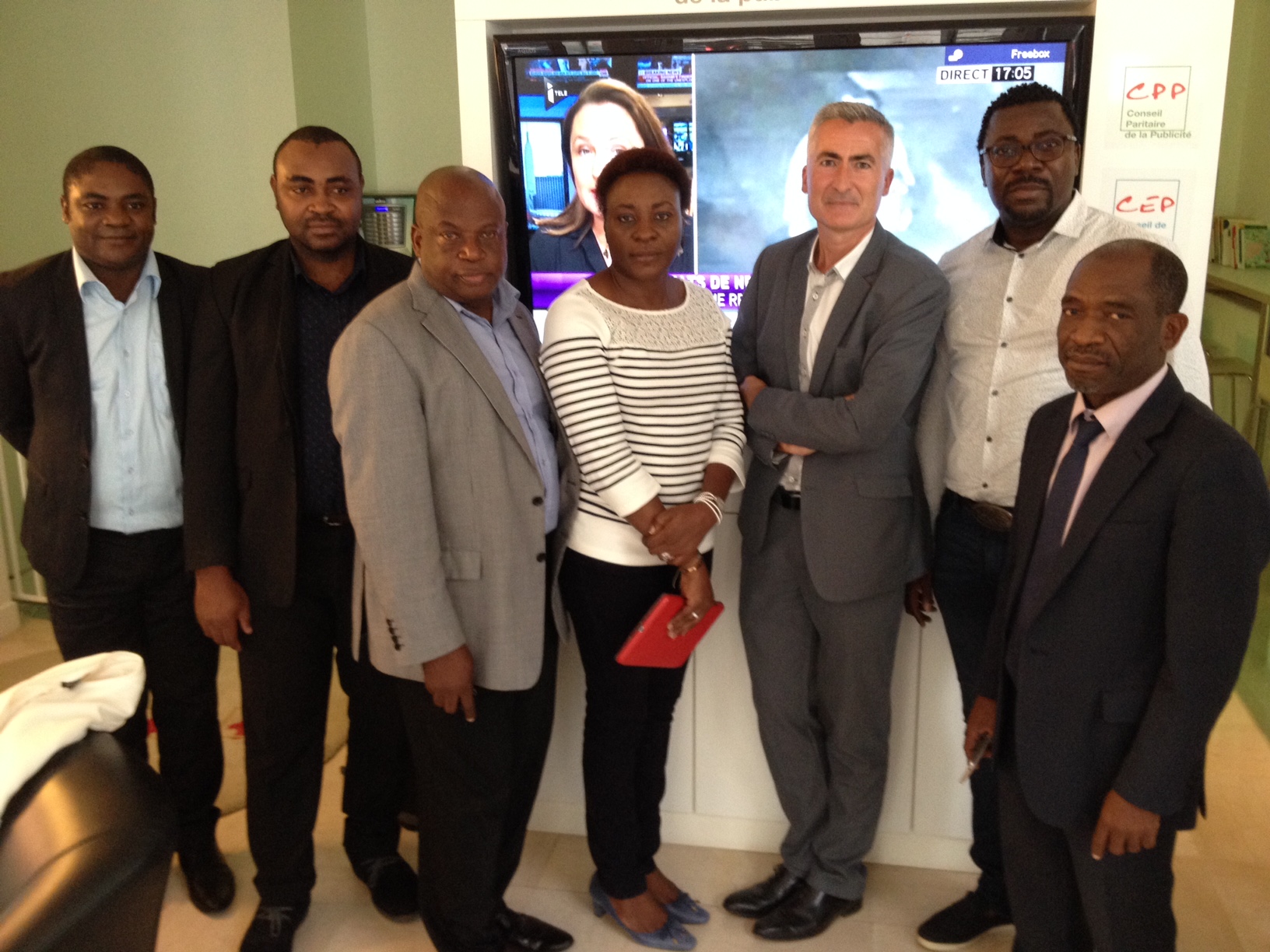 Délégation : Timothée MEZOM MELOUTA (Coordonnateur-Adjoint de l’UTO/CAM-DTV), Pierre Anicet NGUELE (Chef de Secrétariat de l’UTO/CAM-DTV), John Kennedy ESSONO MVOA (Attaché de coordination à l’UTO/CAM-DTV), Emmanuel ETITANE BELINGA (Expert à l’UTO/CAM-DTV) Joséphine NDAGNOU (Experte à l’UTO/CAM-DTV). Absent de la photo, le coordonnateur de l’UTO/CAM-DTV, François WAKATA BOLVINE. Jean-Paul Tchomdou (Président de l’ACPR). Stéphane Martin (Directeur général de l’ARPP).